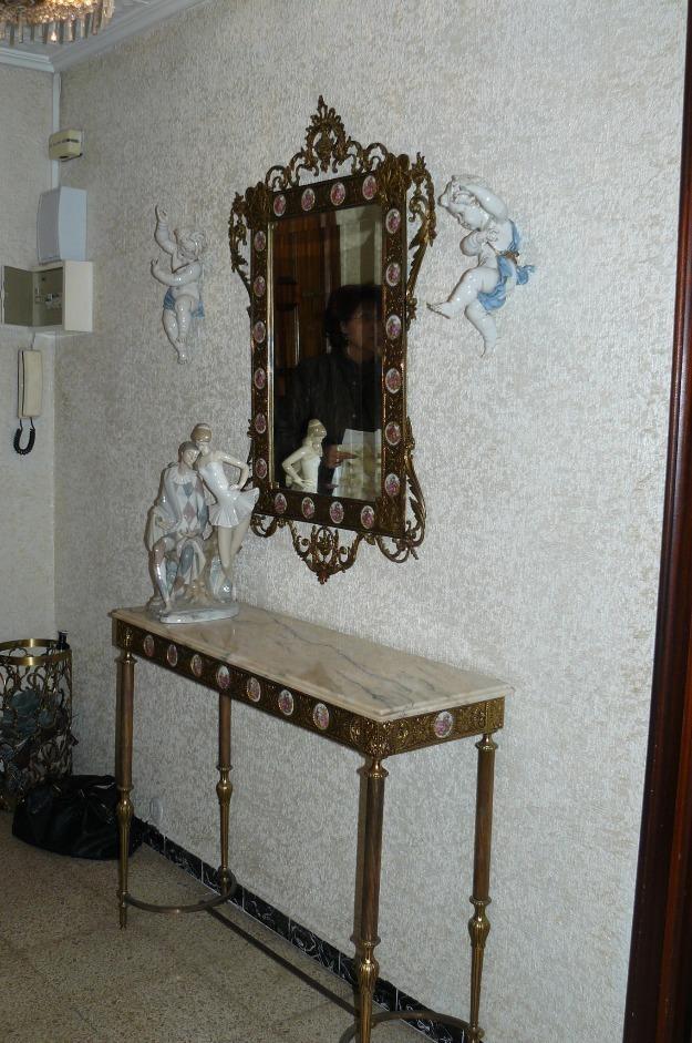 Recibidor + espejo de bronce y porcelana, una joya.