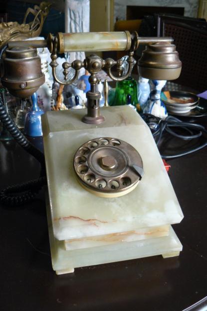 Teléfono antiguo de alabastro y cobre