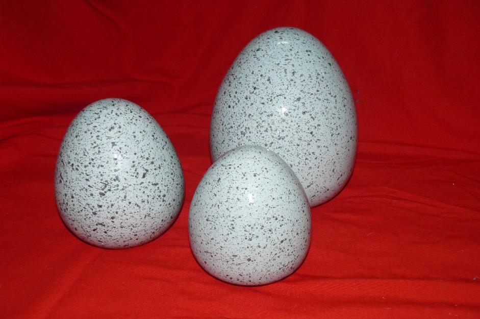 Tres huevos de cerámica esmaltada
