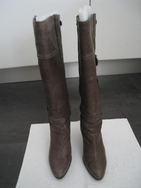 Vendo botas de piel en color taupe nuevas.