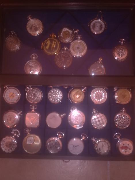 vendo coleccion de 52 relojes con 2 muebles