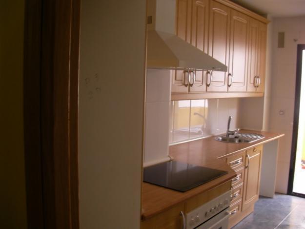 Muebles de la cocina sin electrodomésticos, caldera de gas horno vitro campana