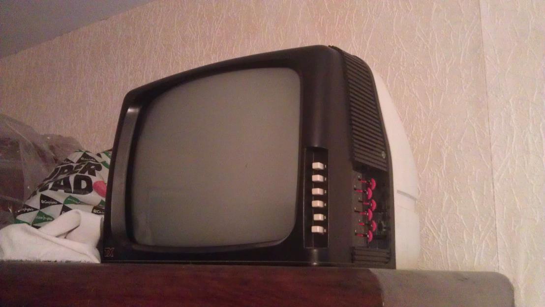 2 Televisores (TV) - Uno de anticuario