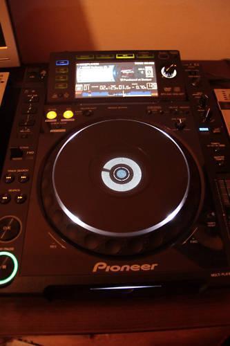 2 x PIONEER CDJ2000 DJ CD PLAYER 2000