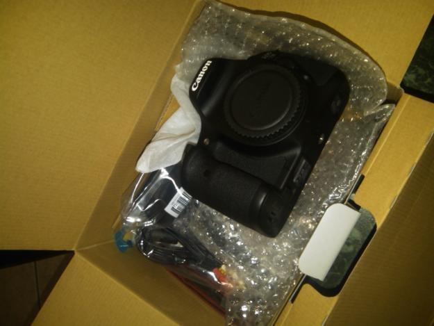 5 x Canon EOS 7D 18.0 MP Digital SLR Camera - Blanco (Kit w 18-200mm)