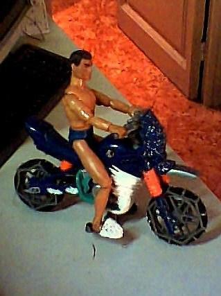 action man.moto con ruedas de clavos.