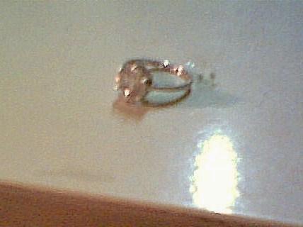 anillo con zirconita grande.