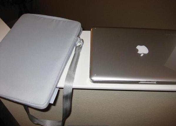 Apple MacBook de aluminio 2,4 GHz 4GB de RAM 320GB SD LED