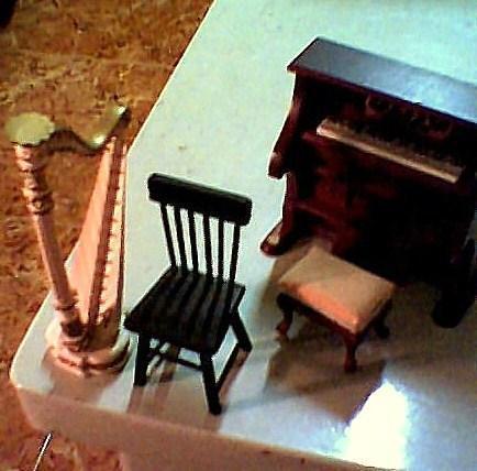 arpa y piano de madera.miniaturas.