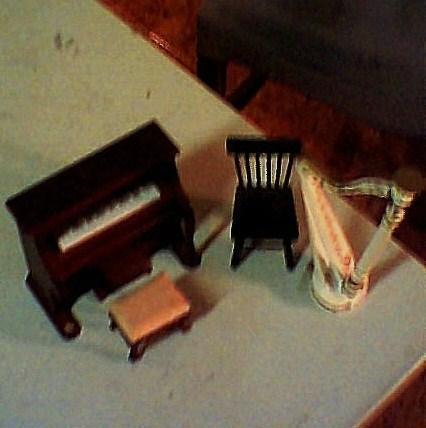 arpa y piano de madera.miniaturas.