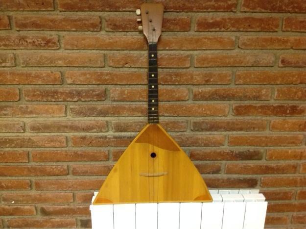 balalaika, guitarra