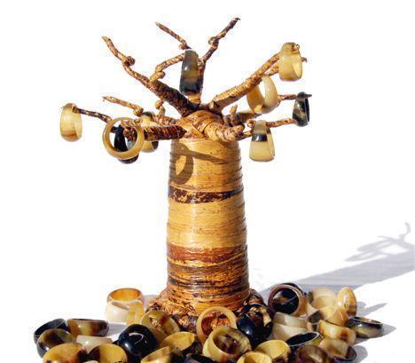 Baobab de decoración o porta collar, pendientes y anillos en Rafia