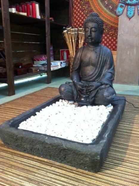 Buda mediano de piedra con fuente