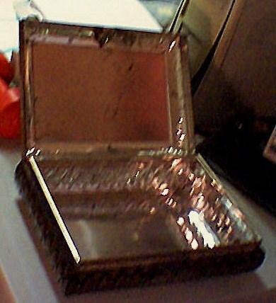 caja antigua de metal.venecia