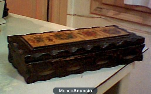 caja de madera antigua.4 escudos.