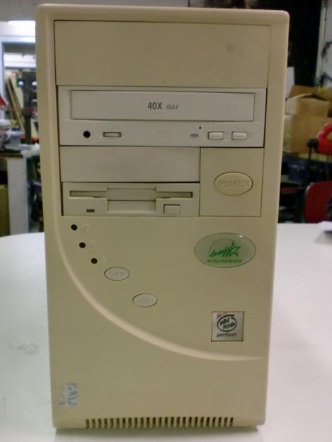 Caja genérica color blanco. Procesador Intel Pentium MMX a 166Mhz