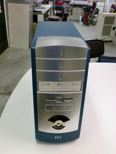 Caja Romeo color turquesa. Procesador Intel Pentium 4 a 2,66Ghz.
