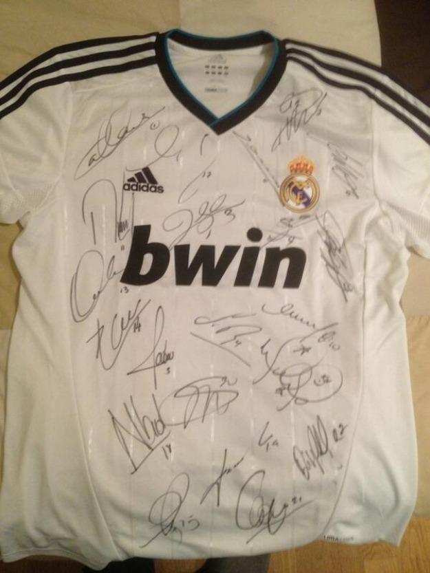 Camiseta firmada por TODOS los jugadores del R.Madrid
