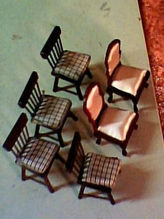 casa de muñecas.6 sillas de madera.