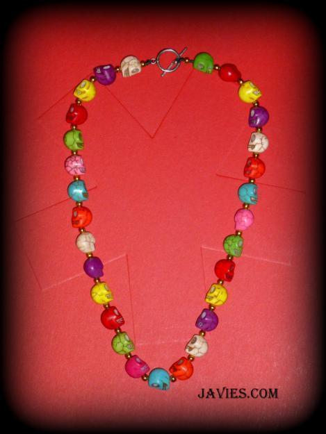 Collar con calaveras de howlita multicolor