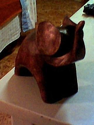 elefante de madera marron decorativo.