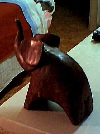 elefante de madera marron decorativo.