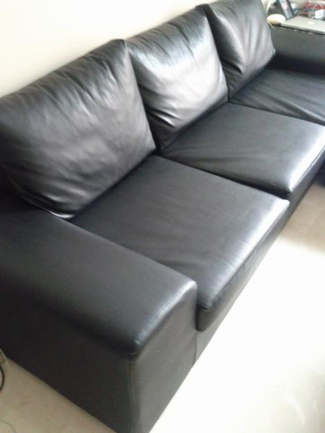 Fantástico sofá negro con chaiselong