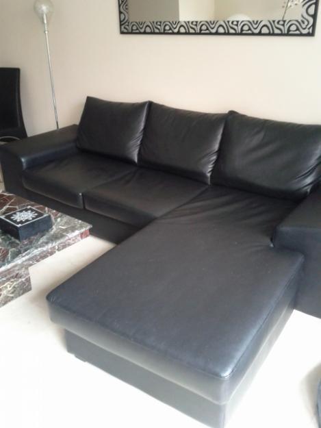 Fantástico sofá negro con chaiselong