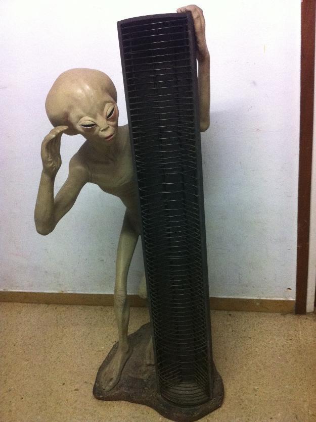 figura alien hecha a mano de un 1,20  escala real porta CDs