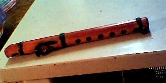 flauta pequeña de madera.indio