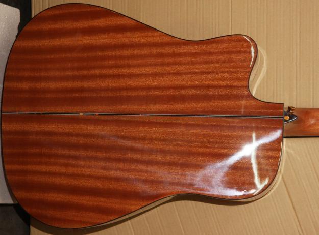 Guitarra acústica dreadnought con cutaway