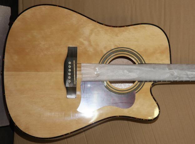 Guitarra acústica dreadnought con cutaway