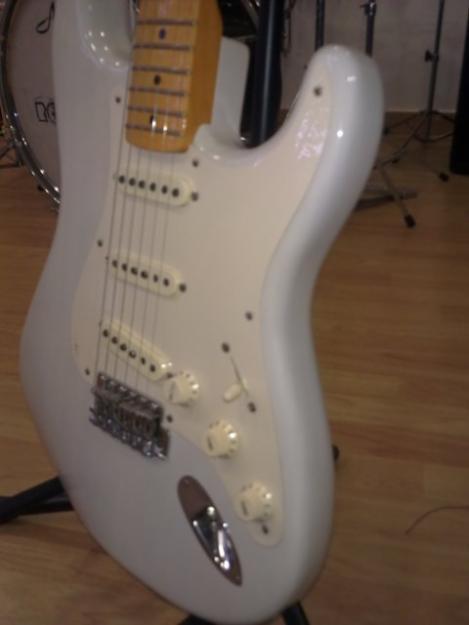 Guitarra Electrica Fender stratocaster  ERICK JHONSON