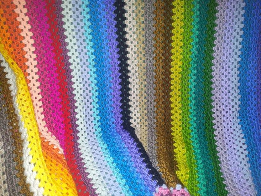 Manta tejida al ganchillo / crochet de colores en degrade.