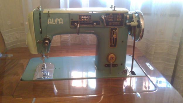 Máquina de coser ALFA con mueble