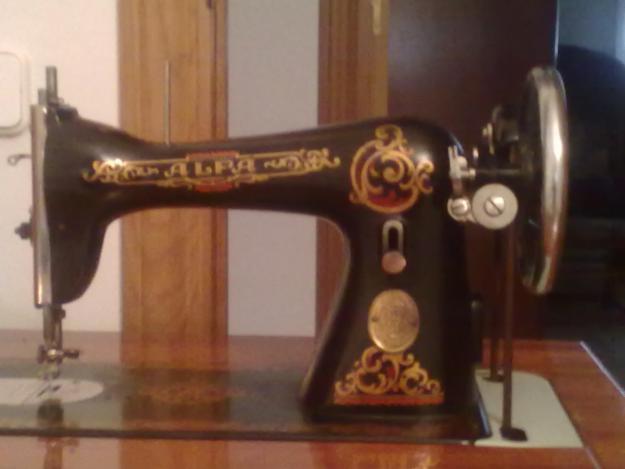 maquina de  coser antigua.