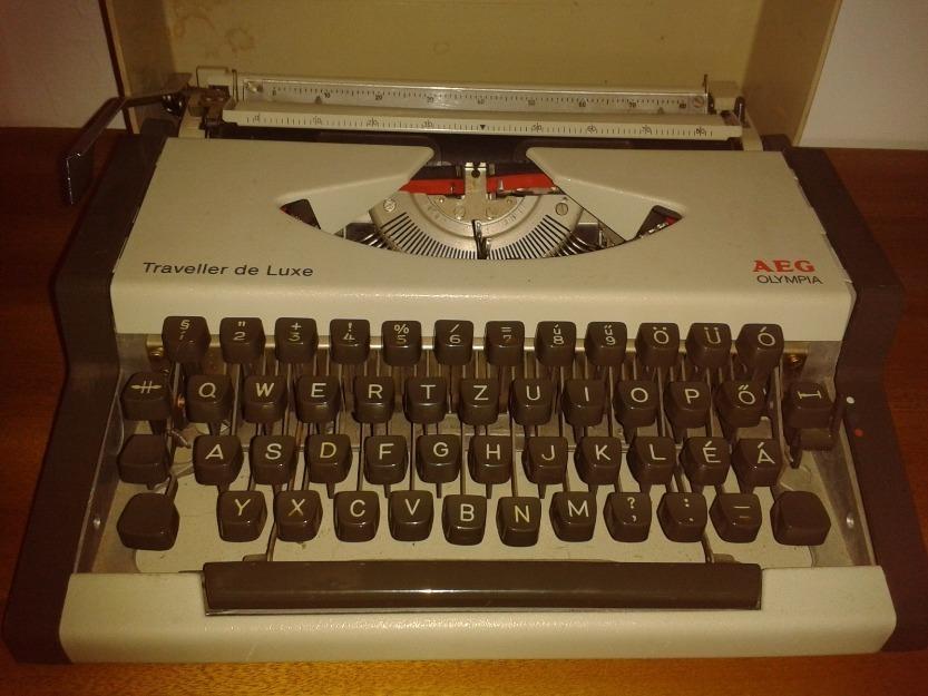 Máquina de escribir AEG Olympia