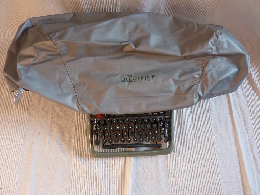 Máquina de escribir antigua modelo Hispano Olivetti Lexicon 80