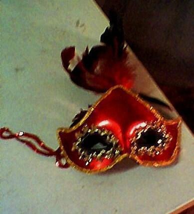 mascara veneciana con plumas.roja.