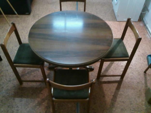 Mesa  con  4  sillas