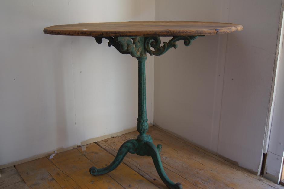 Mesa de madera reciclada con pie de hierro