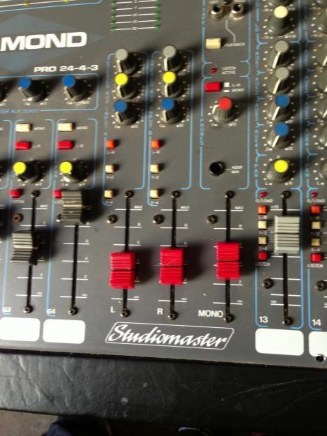 Mesa de mezclas Studiomaster 24 canales