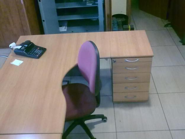 mesa de oficina con ala y cajonera.