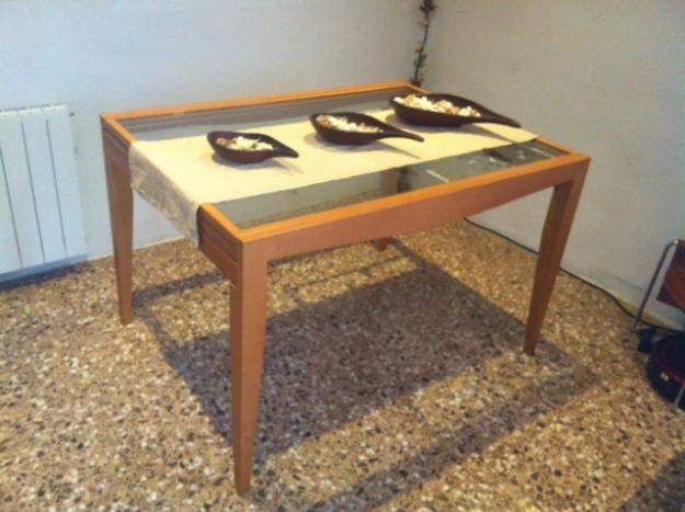 Mesa y seis sillas de diseño (tapizables)