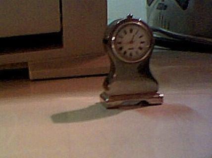 miniatura.reloj de mesa color plata.