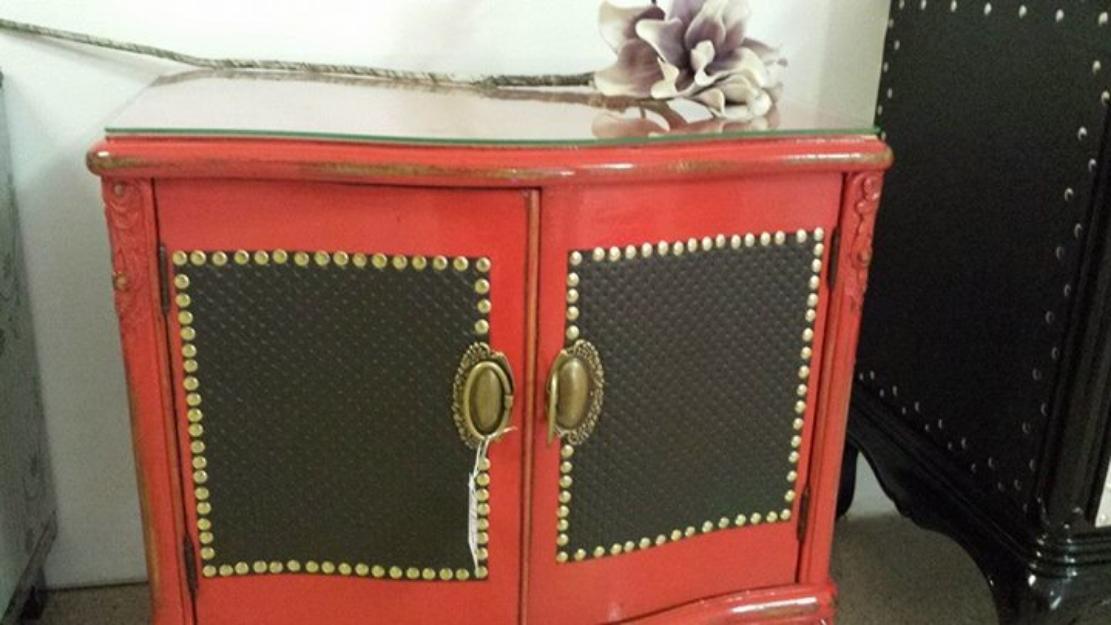 Mueble bar vintage restaurado en rojo y piel negra ideal para la decoración muy vanguardis