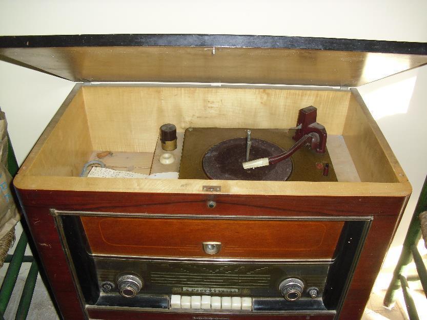 Mueble radio-tocadiscos antiguo