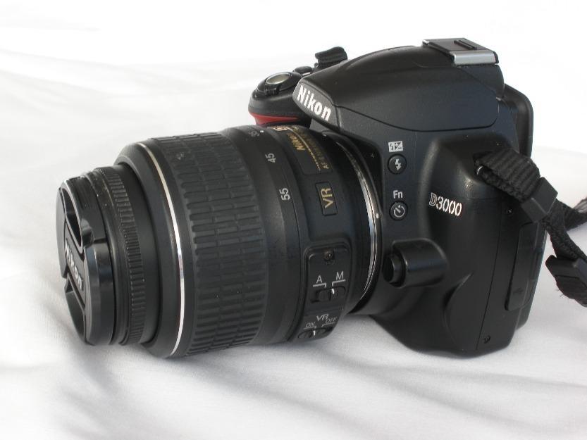 Nikon D3000 con objetivo 18-55 mm