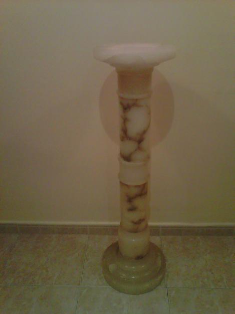 Pedestal de mármol antiguo