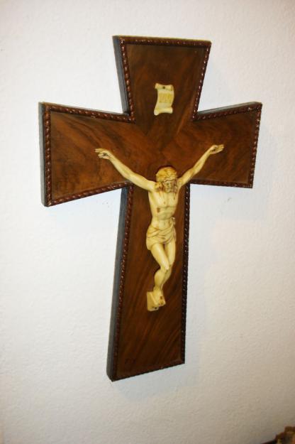 Precioso Cristo en  cruz de madera